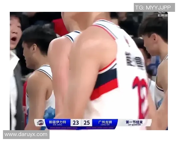 广州男篮与新疆男篮激战正酣谁能在这场对决中笑到最后